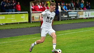 Niklas Maimer wurde rüde gefoult, da hätte es für den Sünder Rot statt Zeitstrafe geben müssen, was die Lamer dem Schiedsrichter ankreideten. Niklas Maimer wurde rüde gefoult, da hätte es für den Sünder Rot statt Zeitstrafe geben müssen, was die Lamer dem Schiedsrichter ankreideten.