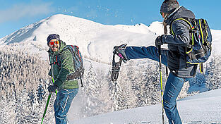 Mit Schneeschuhen verausgaben sich Wanderer vormittags auf den Bergkuppen. Mit Schneeschuhen verausgaben sich Wanderer vormittags auf den Bergkuppen.