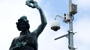 Videoüberwachung ist schon lange Alltag in Bayern – die Zahl der Kameras ist deutlich gestiegen in den vergangenen Jahren. (Symbolbild) Videoüberwachung ist schon lange Alltag in Bayern – die Zahl der Kameras ist deutlich gestiegen in den vergangenen Jahren. (Symbolbild)