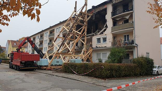 Über Nacht wurde eine Holzkonstruktion errichtet, die das Haus stützen soll. Erst dann konnten die Leichen der beiden Opfer geborgen werden. Ob sie noch am Leben waren, war bis zum Nachmittag unklar. Über Nacht wurde eine Holzkonstruktion errichtet, die das Haus stützen soll. Erst dann konnten die Leichen der beiden Opfer geborgen werden. Ob sie noch am Leben waren, war bis zum Nachmittag unklar.