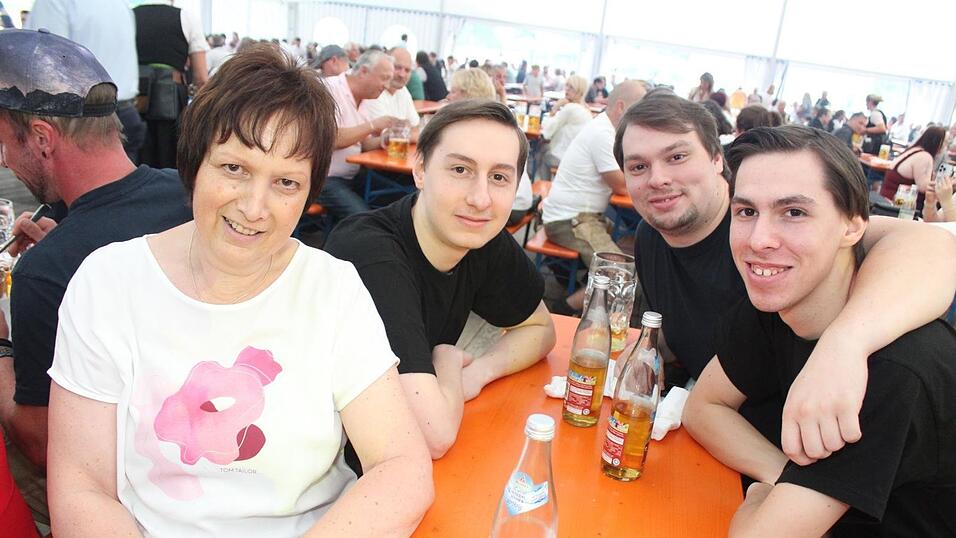 Zur Musik von Headless wurde ausgelassen gefeiert. Zur Musik von Headless wurde ausgelassen gefeiert.