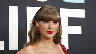 Taylor Swift stellt sich für das neue Album teils in Burlesque-Outfits dar. In der Musik spielt das kaum eine Rolle. Taylor Swift stellt sich für das neue Album teils in Burlesque-Outfits dar. In der Musik spielt das kaum eine Rolle.