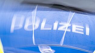 Polizeieinsatz in Altötting: Ermittler sichern Spuren nach einer blutigen Auseinandersetzung in einem Wohnhaus. (Symbolbild) Polizeieinsatz in Altötting: Ermittler sichern Spuren nach einer blutigen Auseinandersetzung in einem Wohnhaus. (Symbolbild)