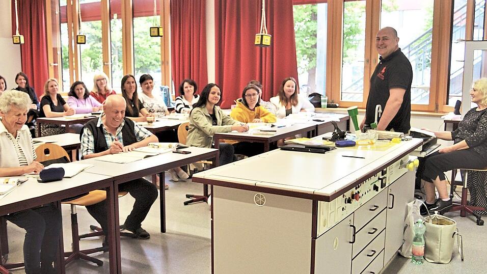 Stefan (Zweiter von rechts) und Natalie Seel (rechts) geben den Ukrainern Deutschunterricht an der Mittelschule in Furth im Wald. Stefan (Zweiter von rechts) und Natalie Seel (rechts) geben den Ukrainern Deutschunterricht an der Mittelschule in Furth im Wald.
