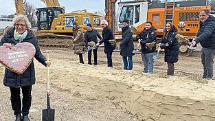 Schulleiterin Ingrid Link (l.) steht die Freude über den „großen Tag für die gesamte Schulfamilie“ ins Gesicht geschrieben. Schulleiterin Ingrid Link (l.) steht die Freude über den „großen Tag für die gesamte Schulfamilie“ ins Gesicht geschrieben.