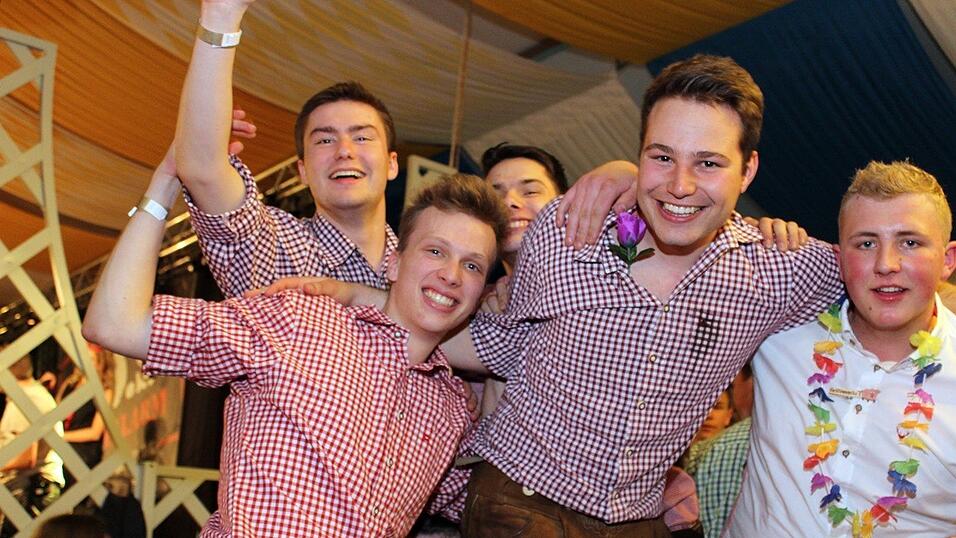 Die Frühjahrsdult 2017 in Landshut neigt sich dem Ende entgegen. Grund genug, noch einmal richtig in den Bierzelten zu feiern - abgerundet vom traditionellen Feuerwerk. Die Frühjahrsdult 2017 in Landshut neigt sich dem Ende entgegen. Grund genug, noch einmal richtig in den Bierzelten zu feiern - abgerundet vom traditionellen Feuerwerk.