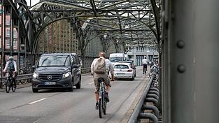 Egal ob mit dem Auto, dem Rad, der Bahn - oder auch zu Fuß: Wer zur Arbeit pendelt, bekommt bald mehr Kilometergeld. Egal ob mit dem Auto, dem Rad, der Bahn - oder auch zu Fuß: Wer zur Arbeit pendelt, bekommt bald mehr Kilometergeld.