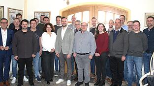 Die LWG Hainberg/Neukirchen tritt mit David Jonczyk (vorne, 4. v. l.) und Christian Straßer (vorne, 3. v. r.) als Listenführer der 20 Kandidaten zu den Kommunalwahlen an. Bürgermeister Christoph Brunner (l.) wurde für seine Wiederwahl zum Rathauschef nominiert. Die LWG Hainberg/Neukirchen tritt mit David Jonczyk (vorne, 4. v. l.) und Christian Straßer (vorne, 3. v. r.) als Listenführer der 20 Kandidaten zu den Kommunalwahlen an. Bürgermeister Christoph Brunner (l.) wurde für seine Wiederwahl zum Rathauschef nominiert.