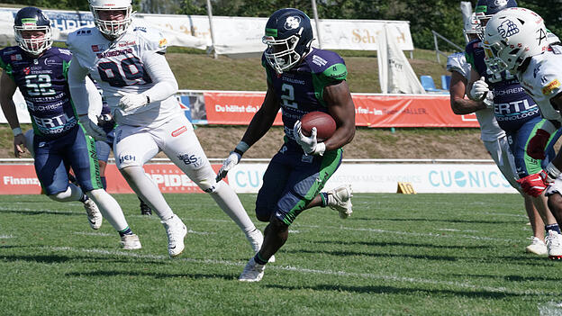 Jvonte Kareem Davis (Nr. 2) steuerte 69 Rushing Yards und zwei Touchdowns bei - trotz insgesamt 28 Punkten reichte es am Ende für die Straubing Spiders wieder nicht zum erhofften ersten Saisonerfolg. Jvonte Kareem Davis (Nr. 2) steuerte 69 Rushing Yards und zwei Touchdowns bei - trotz insgesamt 28 Punkten reichte es am Ende für die Straubing Spiders wieder nicht zum erhofften ersten Saisonerfolg.