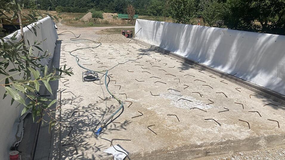 Die Laberbrücke beim Sportgelände in Schönach wurde saniert. Die Laberbrücke beim Sportgelände in Schönach wurde saniert.
