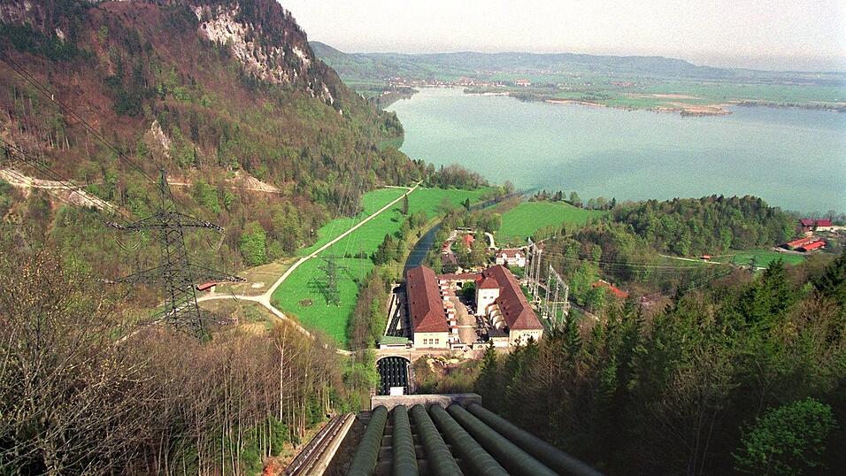 Das vor über 90 Jahren ans Netz gegangene Kraftwerk am Walchensee produziert im Jahr etwa 300 Millionen Kilowattstunden Strom. (Foto: Frank Mächler/dpa) Das vor über 90 Jahren ans Netz gegangene Kraftwerk am Walchensee produziert im Jahr etwa 300 Millionen Kilowattstunden Strom. (Foto: Frank Mächler/dpa)