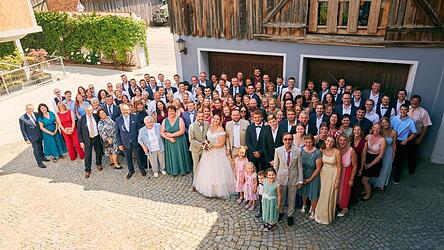 Zahlreiche Freunde und Verwandte feierte mit dem Brautpaar. Zahlreiche Freunde und Verwandte feierte mit dem Brautpaar.