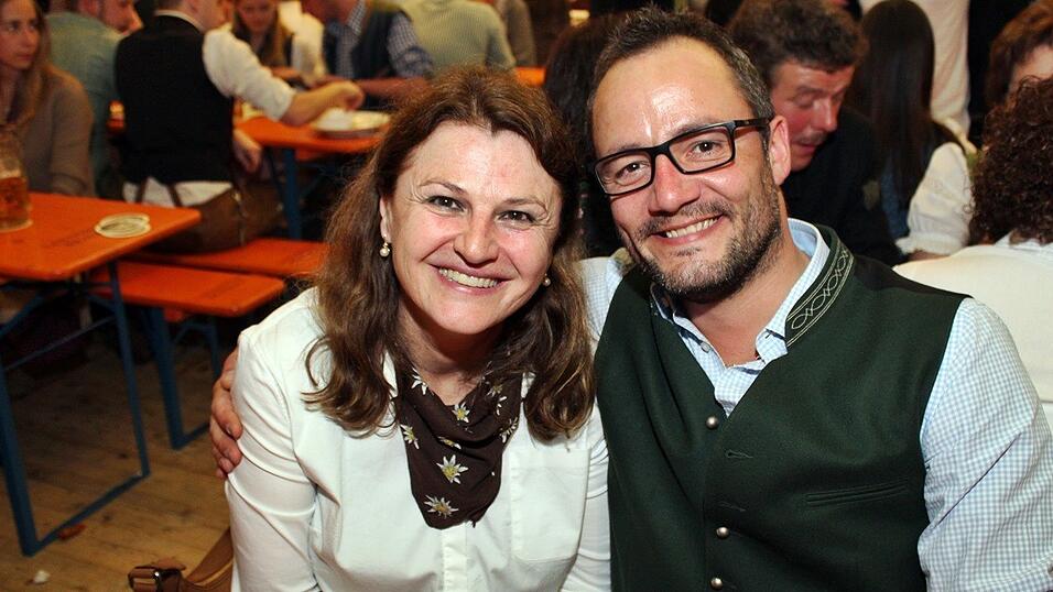 Die Frühjahrsdult 2017 in Landshut neigt sich dem Ende entgegen. Grund genug, noch einmal richtig in den Bierzelten zu feiern - abgerundet vom traditionellen Feuerwerk. Die Frühjahrsdult 2017 in Landshut neigt sich dem Ende entgegen. Grund genug, noch einmal richtig in den Bierzelten zu feiern - abgerundet vom traditionellen Feuerwerk.