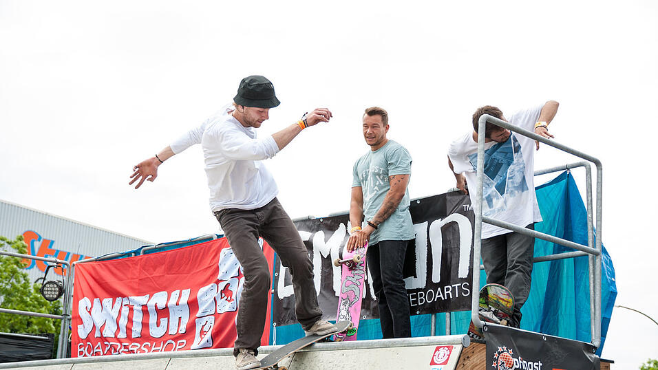 Auch am Samstag sind die Besucher auf dem Pfingst-Open-Air gut drauf. (Foto: Susanne Raith) Auch am Samstag sind die Besucher auf dem Pfingst-Open-Air gut drauf. (Foto: Susanne Raith)