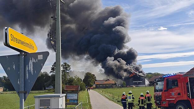 Der verheerende Brand der Heutrocknungshalle am 20. September vernichtete die Wintervorräte an Heu für die Tiere Der verheerende Brand der Heutrocknungshalle am 20. September vernichtete die Wintervorräte an Heu für die Tiere