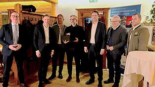 Bürgermeister Armin Soller (3. v. l.) gratulierte der in Irlbach ansässigen Firma Ackermann Saatzucht zur Auszeichnung. Bürgermeister Armin Soller (3. v. l.) gratulierte der in Irlbach ansässigen Firma Ackermann Saatzucht zur Auszeichnung.