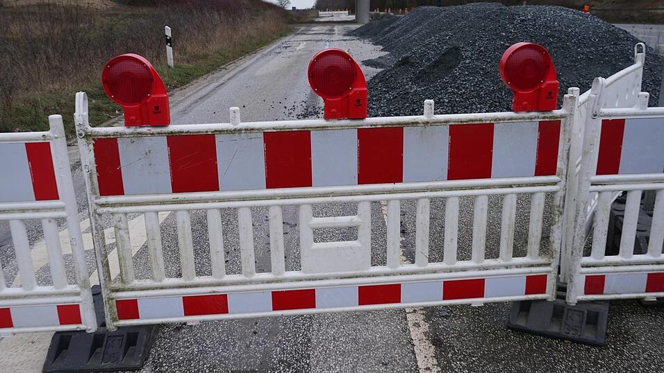 Wie auf diesem Symbolfoto muss auch die Bundesstraße 22 zwischen Grafenkirchen und Schönthal ab 8. April halbseitig gesperrt werden. Die ersten Arbeiten beginnen bereits nach Ostern, am 2. April. Wie auf diesem Symbolfoto muss auch die Bundesstraße 22 zwischen Grafenkirchen und Schönthal ab 8. April halbseitig gesperrt werden. Die ersten Arbeiten beginnen bereits nach Ostern, am 2. April.