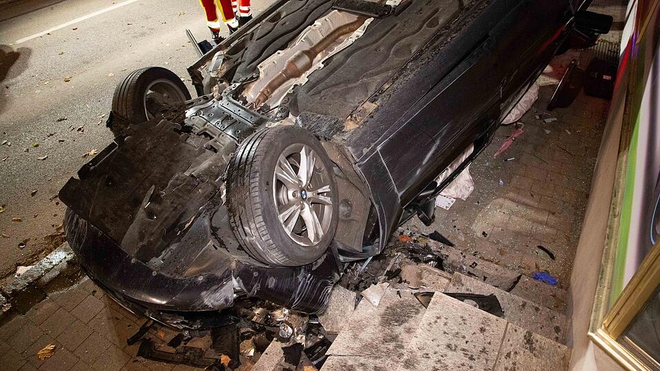 Schwerer Unfall am Dienstag kurz vor Mitternacht in Mengkofen (Kreis Dingolfing-Landau). Auch ein Rettungshubschrauber musste zur Unfallstelle beordert werden. Schwerer Unfall am Dienstag kurz vor Mitternacht in Mengkofen (Kreis Dingolfing-Landau). Auch ein Rettungshubschrauber musste zur Unfallstelle beordert werden.