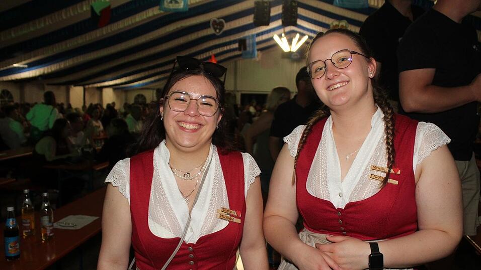 Zur Musik von Headless wurde ausgelassen gefeiert. Zur Musik von Headless wurde ausgelassen gefeiert.