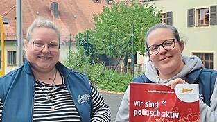 Die Jugendbildungsstätte Waldmünchen macht im Rahmen der Kampagne besonders auf ihren Energiepark aufmerksam: Theresa Mühlbauer (links) und Lena Rüger präsentieren Plakat und Flyer für das Projekt. Die Jugendbildungsstätte Waldmünchen macht im Rahmen der Kampagne besonders auf ihren Energiepark aufmerksam: Theresa Mühlbauer (links) und Lena Rüger präsentieren Plakat und Flyer für das Projekt.