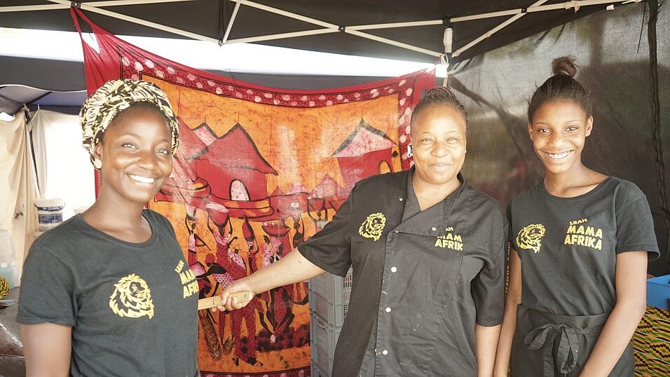 Versorgten die Besucher beim vergangenen Afrika-Fest mit kulinarischen Köstlichkeiten aus Ghana, Togo, der Elfenbeinküste und Nigeria: Leah Mama Afrika (Mitte) mit ihren Nichten Linda und Calista. Versorgten die Besucher beim vergangenen Afrika-Fest mit kulinarischen Köstlichkeiten aus Ghana, Togo, der Elfenbeinküste und Nigeria: Leah Mama Afrika (Mitte) mit ihren Nichten Linda und Calista.