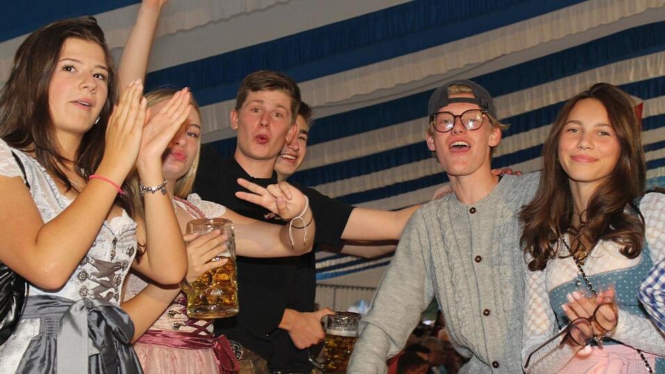 Zur Musik von Headless wurde ausgelassen gefeiert. Zur Musik von Headless wurde ausgelassen gefeiert.