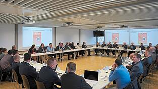 Besprechung der Arbeitsgruppe im Polizeipräsidium. Besprechung der Arbeitsgruppe im Polizeipräsidium.