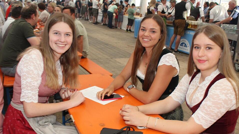 Zur Musik von Headless wurde ausgelassen gefeiert. Zur Musik von Headless wurde ausgelassen gefeiert.