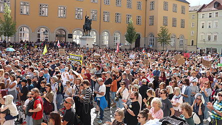 Der Domplatz platzte aus allen Nähten. Der Domplatz platzte aus allen Nähten.