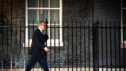 Der britische Premierminister Keir Starmer verlässt die Downing Street 10. Der britische Premierminister Keir Starmer verlässt die Downing Street 10.