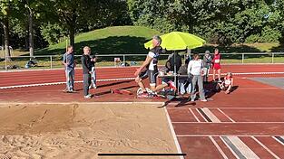 Leichtathletischer Dreikampf besteht Weitsprung, 100-Meter-Lauf und Kugelstoßen. Mit 2.073 Punkten kam Gottfried Findelsberger (63) im Oktober 2025 aufs Treppchen. Er lief für den ersten Platz die 100 Meter in 13,61 Sekunden, stieß die Kugel 10,77 Meter und sprang 4,49 Meter. Leichtathletischer Dreikampf besteht Weitsprung, 100-Meter-Lauf und Kugelstoßen. Mit 2.073 Punkten kam Gottfried Findelsberger (63) im Oktober 2025 aufs Treppchen. Er lief für den ersten Platz die 100 Meter in 13,61 Sekunden, stieß die Kugel 10,77 Meter und sprang 4,49 Meter.