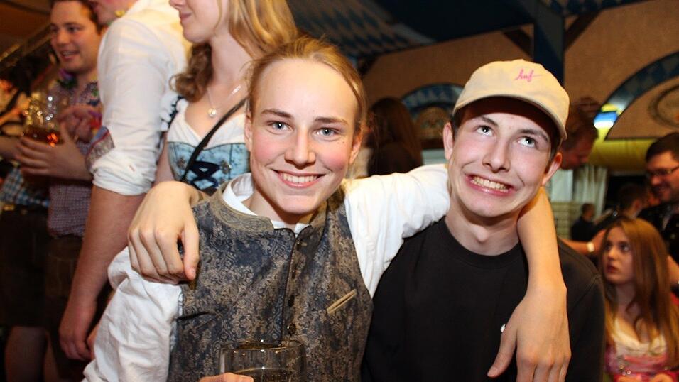 Die Frühjahrsdult 2017 in Landshut neigt sich dem Ende entgegen. Grund genug, noch einmal richtig in den Bierzelten zu feiern - abgerundet vom traditionellen Feuerwerk. Die Frühjahrsdult 2017 in Landshut neigt sich dem Ende entgegen. Grund genug, noch einmal richtig in den Bierzelten zu feiern - abgerundet vom traditionellen Feuerwerk.