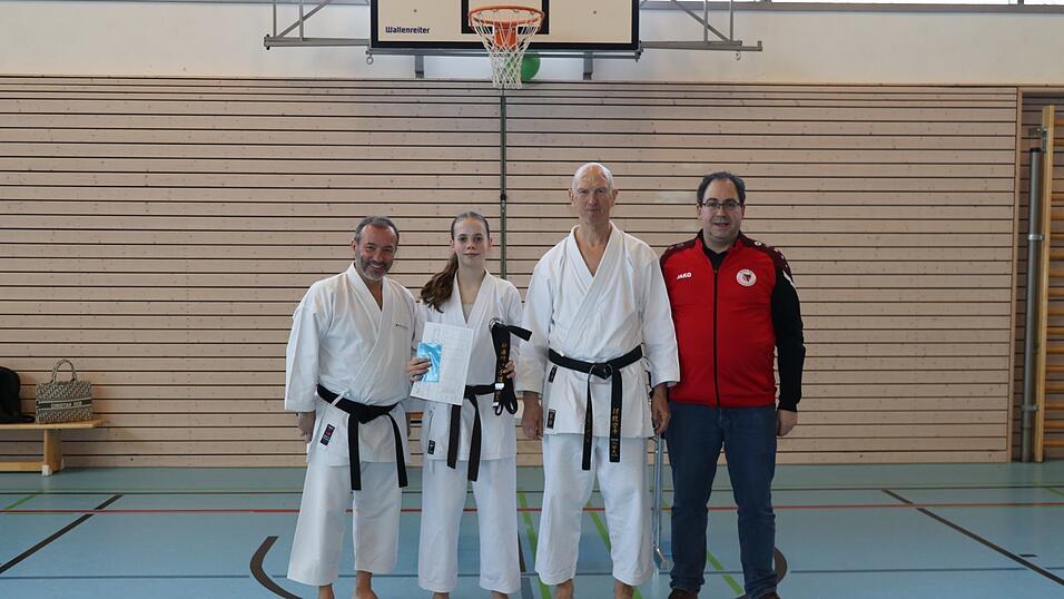 Die frischgebackene Schwarzgurtträgerin Jennifer Krebs (Zweite von links) mit den beiden Prüfern Silvio Campari (links) und Manfred Schmoigl (Zweiter von rechts) und Trainer Roland Hager (rechts). Die frischgebackene Schwarzgurtträgerin Jennifer Krebs (Zweite von links) mit den beiden Prüfern Silvio Campari (links) und Manfred Schmoigl (Zweiter von rechts) und Trainer Roland Hager (rechts).