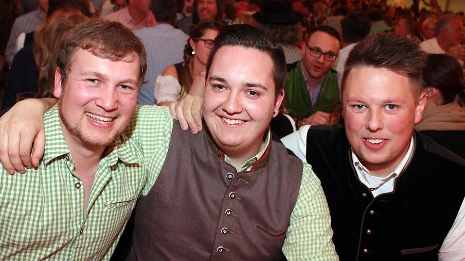 Die Frühjahrsdult 2017 in Landshut neigt sich dem Ende entgegen. Grund genug, noch einmal richtig in den Bierzelten zu feiern - abgerundet vom traditionellen Feuerwerk. Die Frühjahrsdult 2017 in Landshut neigt sich dem Ende entgegen. Grund genug, noch einmal richtig in den Bierzelten zu feiern - abgerundet vom traditionellen Feuerwerk.