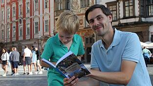 In seinem Kinderreiseführer Prager Tagebuch nimmt der Niederbayer Reinhard Kaiser Kinder mit auf eine Entdeckungsreise durch die Hauptstadt Tschechiens. Die Neugier seiner Söhne Timi (Foto) und Benni hat ihn dazu inspiriert. In seinem Kinderreiseführer Prager Tagebuch nimmt der Niederbayer Reinhard Kaiser Kinder mit auf eine Entdeckungsreise durch die Hauptstadt Tschechiens. Die Neugier seiner Söhne Timi (Foto) und Benni hat ihn dazu inspiriert.