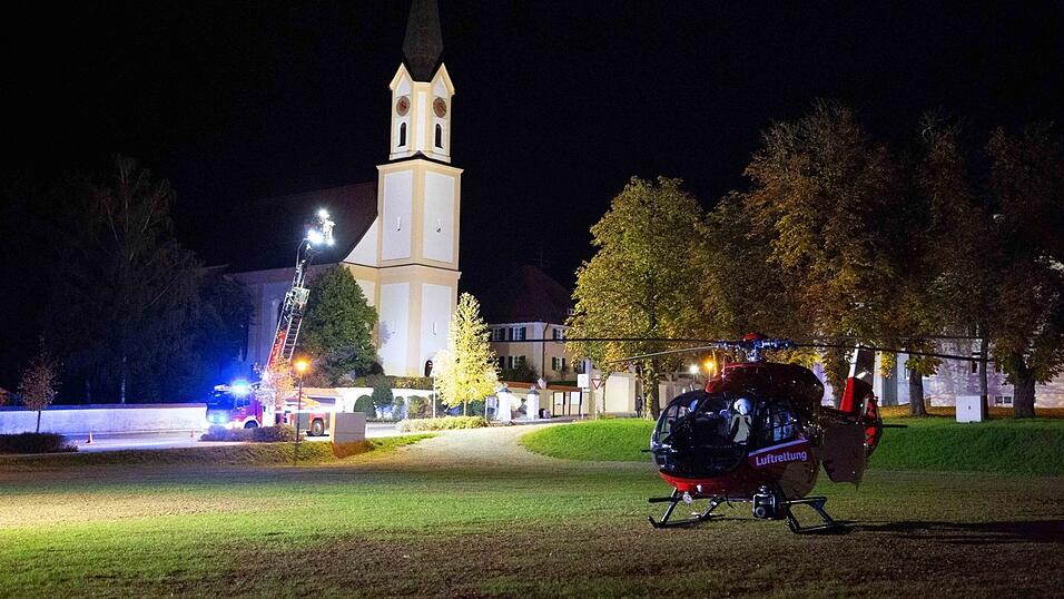 Schwerer Unfall am Dienstag kurz vor Mitternacht in Mengkofen (Kreis Dingolfing-Landau). Auch ein Rettungshubschrauber musste zur Unfallstelle beordert werden. Schwerer Unfall am Dienstag kurz vor Mitternacht in Mengkofen (Kreis Dingolfing-Landau). Auch ein Rettungshubschrauber musste zur Unfallstelle beordert werden.