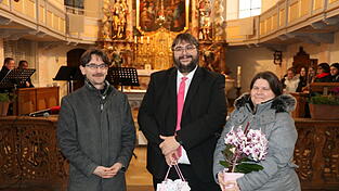 Günter Jehl, Direktor der Schulstiftung der Diözese Regensburg mit dem neuen Schulleiter Norbert Hintermeier, der auch seiner Frau herzlich für die Unterstützung dankte. Günter Jehl, Direktor der Schulstiftung der Diözese Regensburg mit dem neuen Schulleiter Norbert Hintermeier, der auch seiner Frau herzlich für die Unterstützung dankte.