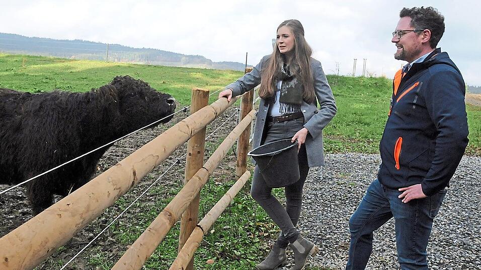 Landtagsabgeordneter Dr. Gerhard Hopp zeigte sich beeindruckt von dem Biobetrieb mit Galloway-Rindern, den Sarah Baumgartner am Gänsberg führt. Landtagsabgeordneter Dr. Gerhard Hopp zeigte sich beeindruckt von dem Biobetrieb mit Galloway-Rindern, den Sarah Baumgartner am Gänsberg führt.