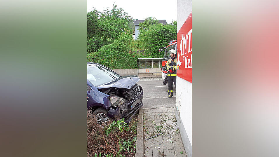 In Wörth an der Donau ist ein Autofahrer gegen eine Dönerbude gefahren. In Wörth an der Donau ist ein Autofahrer gegen eine Dönerbude gefahren.