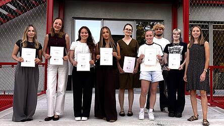 Die ausgezeichneten Volontäre (v.l.): Julia Rabenbauer, Hannah Sochor, Clio Sailer, Daria Hageneder, Romina Schmid, Katja Bernkopf, Matthias Antholzer und Marie-Kristin Biener. Miriam Graf, stellvertretende Gesamtredaktionsleiterin und Volontärsbeauftragte (rechts), hatte ihnen ihre Urkunden in der Attenkofer-Akademie in Straubing übergeben. Die ausgezeichneten Volontäre (v.l.): Julia Rabenbauer, Hannah Sochor, Clio Sailer, Daria Hageneder, Romina Schmid, Katja Bernkopf, Matthias Antholzer und Marie-Kristin Biener. Miriam Graf, stellvertretende Gesamtredaktionsleiterin und Volontärsbeauftragte (rechts), hatte ihnen ihre Urkunden in der Attenkofer-Akademie in Straubing übergeben.