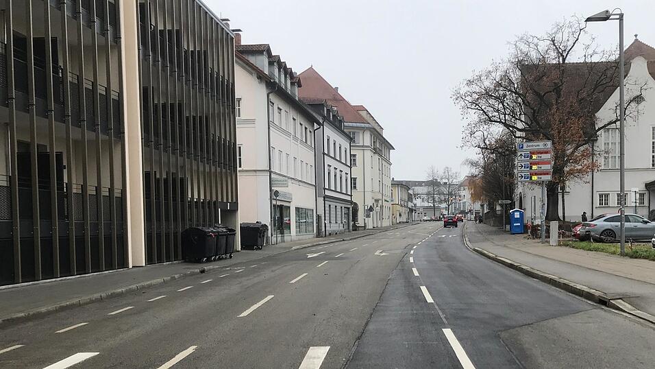 Von März bis Dezember wird die Innere Passauer Straße zur zentralen Busumsteigestelle und zur Einbahnstraße. Dann kann sie nur noch stadteinwärts befahren werden. Von März bis Dezember wird die Innere Passauer Straße zur zentralen Busumsteigestelle und zur Einbahnstraße. Dann kann sie nur noch stadteinwärts befahren werden.