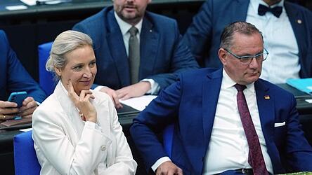 Die AfD-Fraktion mit ihren Vorsitzenden Alice Weidel und Tino Chrupalla will offenbar vorbereitet sein, falls Schwarz-Rot nicht hält. Die AfD-Fraktion mit ihren Vorsitzenden Alice Weidel und Tino Chrupalla will offenbar vorbereitet sein, falls Schwarz-Rot nicht hält.