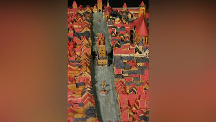 Im Sandtner-Modell aus dem Jahr 1568 bereits vorhanden: die Ziehbrunnen am Unteren Markt (vorne), dem jetzigen Ludwigsplatz, und am Oberen Markt (hinten), dem Theresienplatz. Im Sandtner-Modell aus dem Jahr 1568 bereits vorhanden: die Ziehbrunnen am Unteren Markt (vorne), dem jetzigen Ludwigsplatz, und am Oberen Markt (hinten), dem Theresienplatz.
