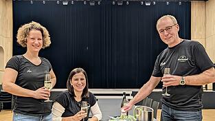 Veranstaltungskoordinatorinnen Lisa Hofmann und Judith Wallner sowie Bürgermeister Martin Hiergeist stießen auf den „Geburtstag“ des Marktsaal Pilsting an. Am 21. November im vergangenen Jahr wurde er eingeweiht. Veranstaltungskoordinatorinnen Lisa Hofmann und Judith Wallner sowie Bürgermeister Martin Hiergeist stießen auf den „Geburtstag“ des Marktsaal Pilsting an. Am 21. November im vergangenen Jahr wurde er eingeweiht.