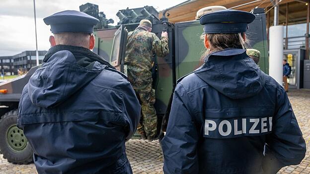 Bei einer Bundeswehrübung kam es vor einem Jahr versehentlich zu einem Schusswechsel zwischen Polizei und Bundeswehr. (Archivbild) Bei einer Bundeswehrübung kam es vor einem Jahr versehentlich zu einem Schusswechsel zwischen Polizei und Bundeswehr. (Archivbild)