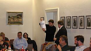 Zweimal entschied das Los: Die Ausschussgemeinschaft von Unabhängiger Bürgerliste sowie Wolfgang Vogel und Johann Sauerer übernimmt in den Ausschüssen und der Gemeinschaftsversammlung Sitze von der CSU. Zweimal entschied das Los: Die Ausschussgemeinschaft von Unabhängiger Bürgerliste sowie Wolfgang Vogel und Johann Sauerer übernimmt in den Ausschüssen und der Gemeinschaftsversammlung Sitze von der CSU.