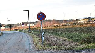 Hier zwischen der Straße in Rampoldsdorf und dem neuen Sportgelände könnte die geplante Trainingshalle ihren Platz finden. Hier zwischen der Straße in Rampoldsdorf und dem neuen Sportgelände könnte die geplante Trainingshalle ihren Platz finden.