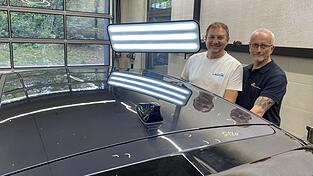 Herbert Kropf, Inhaber der Firma „Der Dellendrücker“, und Zemir Kadiric (links) inspizieren einen betroffenen Wagen. Herbert Kropf, Inhaber der Firma „Der Dellendrücker“, und Zemir Kadiric (links) inspizieren einen betroffenen Wagen.