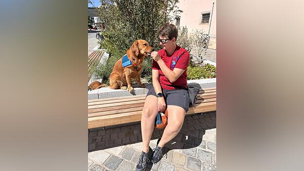 Teresa mit Oskar, ihrem Assistenzhund. Teresa mit Oskar, ihrem Assistenzhund.
