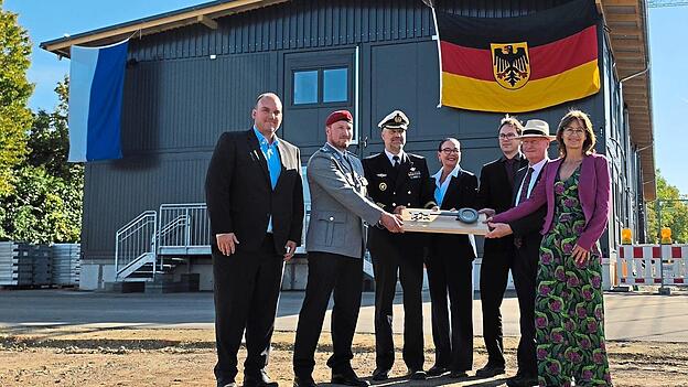 Die Redner bei der symbolischen Schlüsselübergabe. Die Redner bei der symbolischen Schlüsselübergabe.